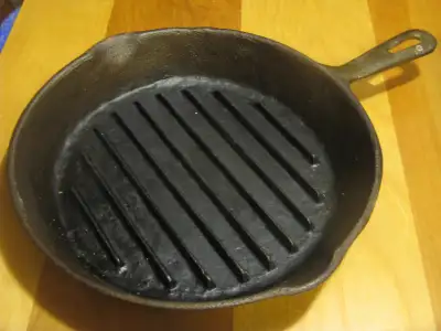 Vielle poêle à griller en fonte. Diam: 10" Hauteur : 1 5/8", View more