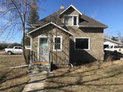 House with detached garage