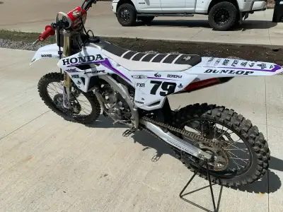 2022 Honda CRF 250R dirtbike for sale. Excellent like new condition.