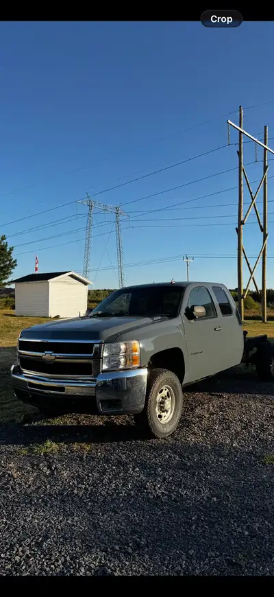 2008 Chevy 2500hd 4x4 6.0 gas automatic ext cab 8 ft long bed No box have rear bumper Needs tcm comp...