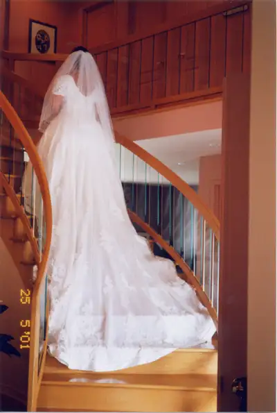 (English follows) Robe de mariée de marque Mon Chéri. Tag de grandeur indique 38, ce qui serait le b...