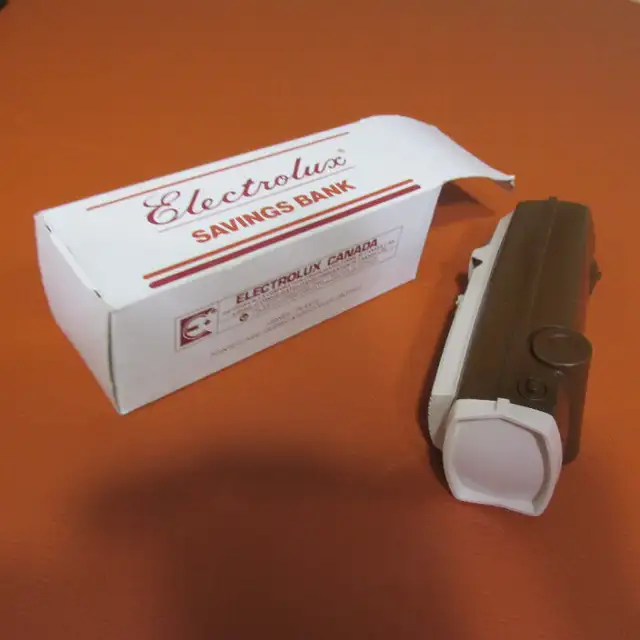 VINTAGE ELECTROLUX BANQUE ASPIRATEUR VACUUM PROMO in Arts & Collectibles in Laval / North Shore - Image 5