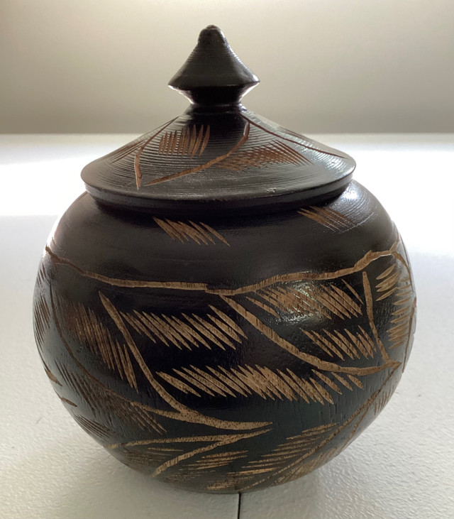 Wooden Hand Etched Bowl and Lid in Floral Design dans Décoration intérieure et accessoires  à Ouest de l’Île - Image 2