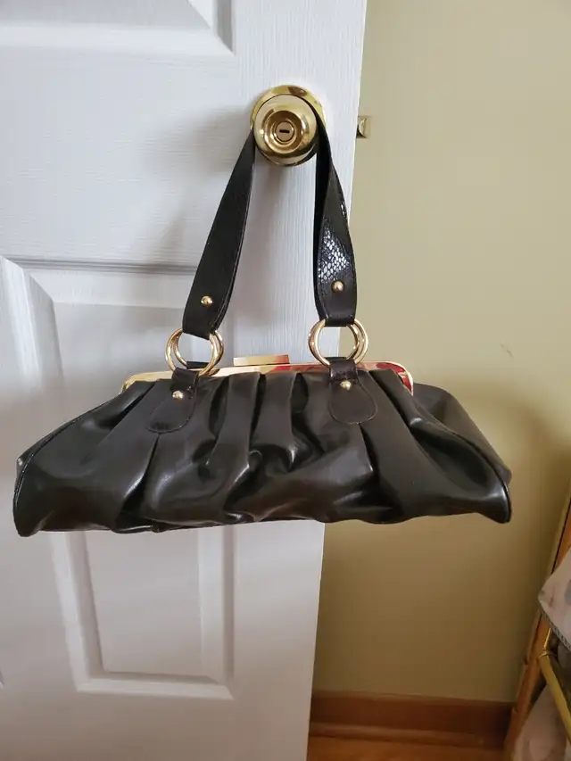 Woman hand bag  in Women's - Bags & Wallets in Oshawa / Durham Region - Image 2