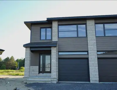 Large premium room for rent in a modern newer townhouse located in Limoges. ✔️ Private bathroom ✔️ F...