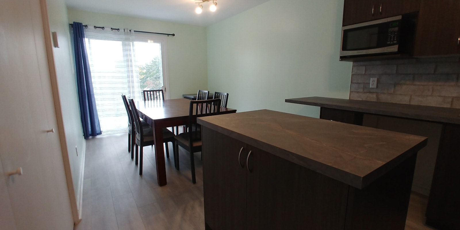 Grand 5 1/2 à louer à Anjou près de tous les services — photo 1