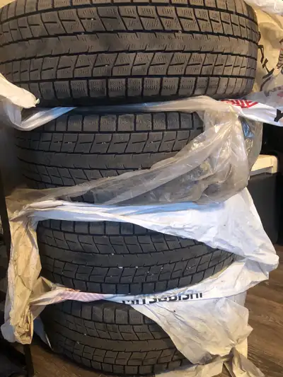 Ensemble de 4 pneus d’hiver DUNLOP 16 pouces (215/70R16) Usure moyenne , valable envore pour quelque...