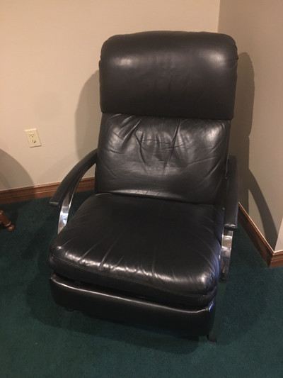 White leather couch and two recliner chairs