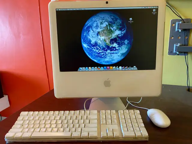 iMac 5,1  17in Intel Core 2 Duo  Processor Speed:	2 GHz in Desktop Computers in City of Montréal - Image 2