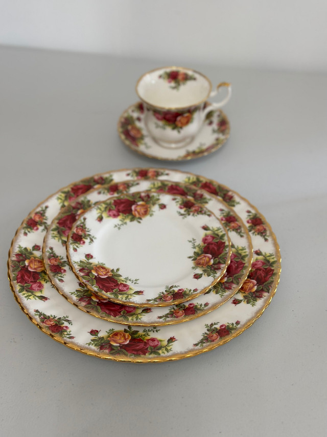5 piece dinner place setting MADE IN ENGLAND Old Country Roses R in Kitchen & Dining Wares in Mississauga / Peel Region - Image 4