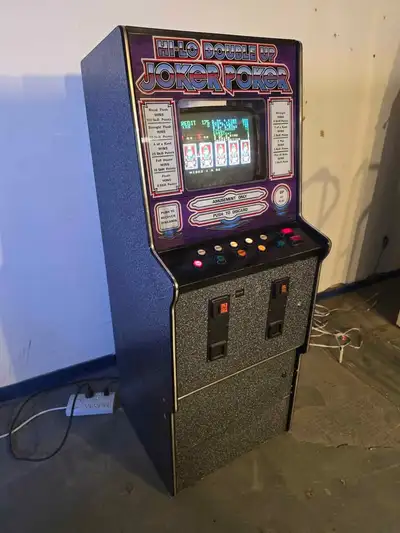 Poker Mega Double upright à vendre $1200. Version avec joker, cartes découvertes, paye aussi les pai...