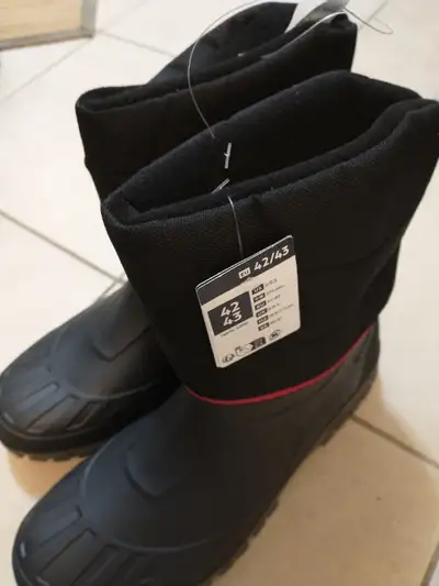 New boots, never worn. Fits size 9 and 9.5.