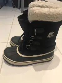 Womens SIZE 7 Winter Boots by SORELS (worn only one season)  