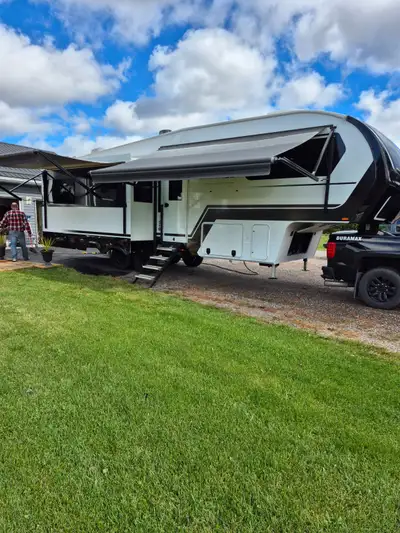 Length 32' 11" - High 13' 3" - Wide 96" Weight - dry 11,985 lbs, GVWR 14,995, hitch 2,193 lbs Sleepi...