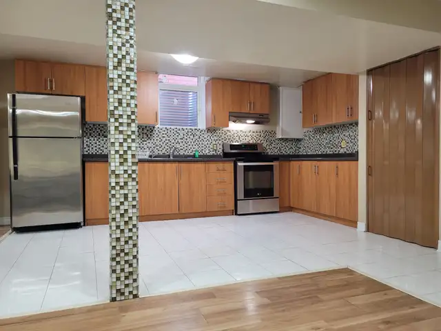 HUGE ROOM AVAILABLE WITH PARKING FROM APRIL 1