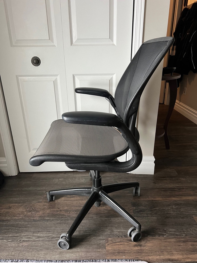 Humanscale full mesh black and grey in Chairs & Recliners in Oakville / Halton Region - Image 3