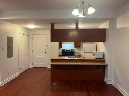 Je loue un condo 4 ½ entièrement rénové, situé dans un excellent emplacement, près de tous les servi...