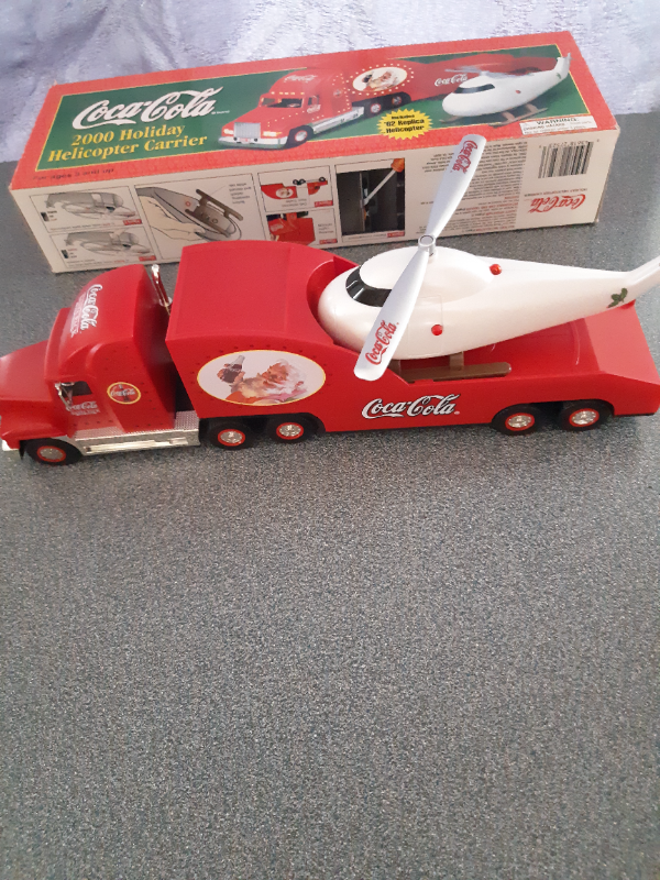 Semi remorque a baterie 2000 coca-cola Holiday Helicopter in Arts & Collectibles in Lévis - Image 4