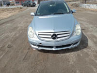 Beautiful 06 Mercedes R350 fully inspected