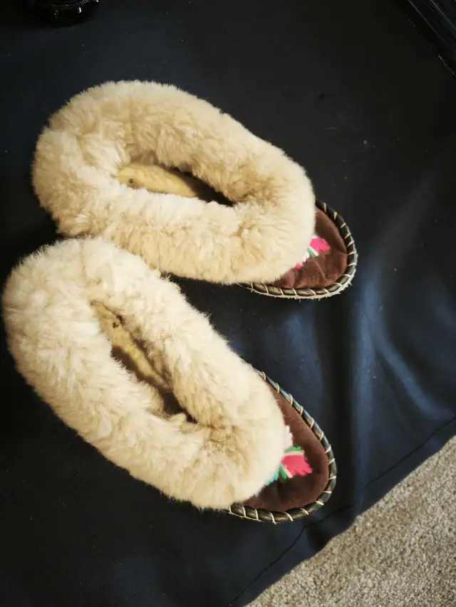 Women's Handmade sheepskin leather Slippers moccasins. in Clothing, Shoes & Accessories in Ottawa - Image 2