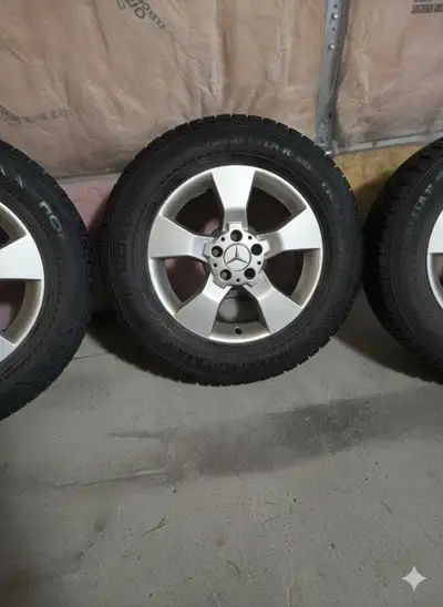 4 pneus d'hivers sur mags originaux de mercedes (Bolt Pattern: 5x112mm) Bonne condition