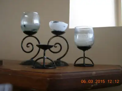 J'ai un set de 4 chandelles pour 10$. jai un vase rond en gres pour 5$. J’ai un set de 4 chandeliers...