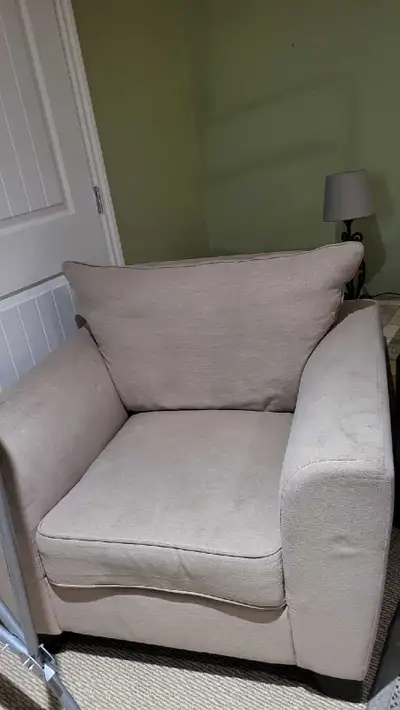 This is a used but comfortable chair, perfect for any living space. It has a neutral colour. It's id...