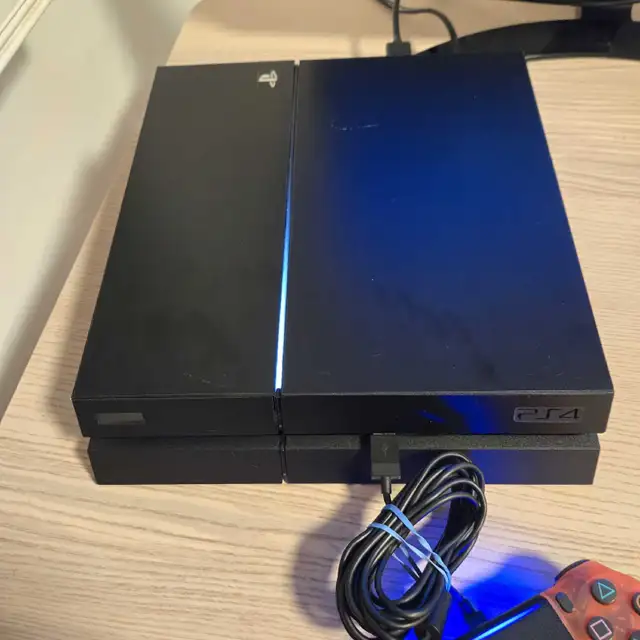 Ps4 console. CLEAN. official controller and cables. 64628752158595122