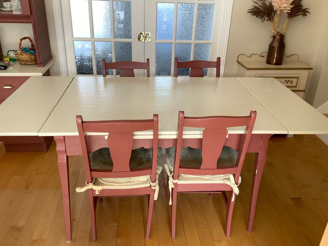 Table de salle à manger et 4 chaises en bois dans Mobilier de salle à manger et cuisine  à Ville de Québec