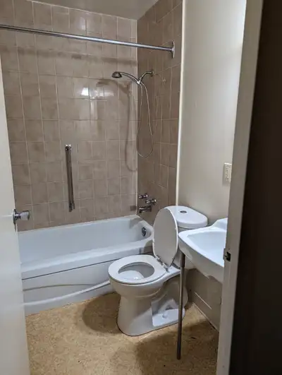 Clean- studio Apartment for rent. Located in central London. Long term lease available. Frist and La...