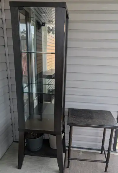 Meuble avec 3 côtés vitrés, lumière et miroir intégrés. Idéal pour présenter une collection ou tout...