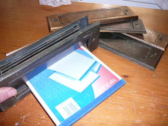 Passe-lettres vintage en métal / Vintage mail slot in Other in Granby - Image 3