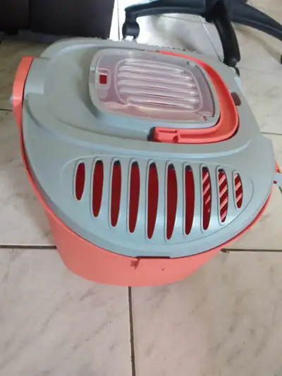 TRANSPORTEUR EN PLASTIQUE  ROUGE  10$ BONNE CONDITION, View more