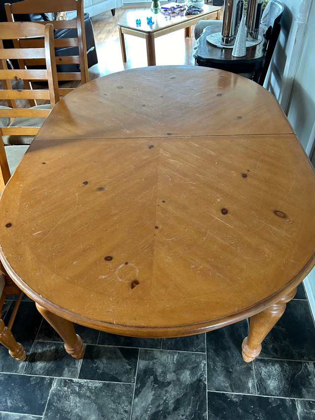 Maple DINING room table c/w 6 chairs in Dining Tables & Sets in Vernon - Image 2