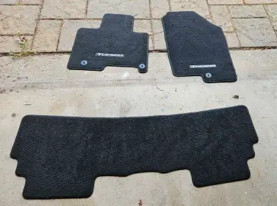 Je vends un ensemble de tapis de plancher d'auto Hyundai Tucson 2023 hybride. Ces tapis sont conçus...