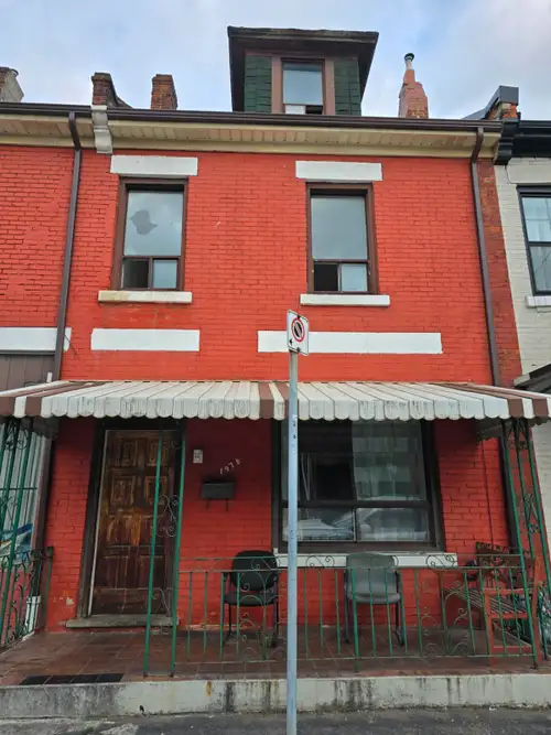 prime downtown location! massive townhouse w/fresh ungrades: luxury counter, new flooring on first f...
