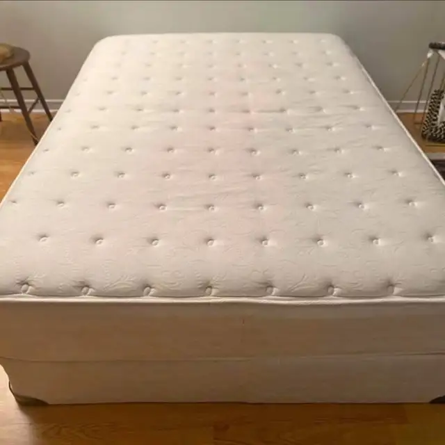 Cadre de lit à vendre (simple, double, queen, king) in Beds & Mattresses in City of Montréal - Image 6