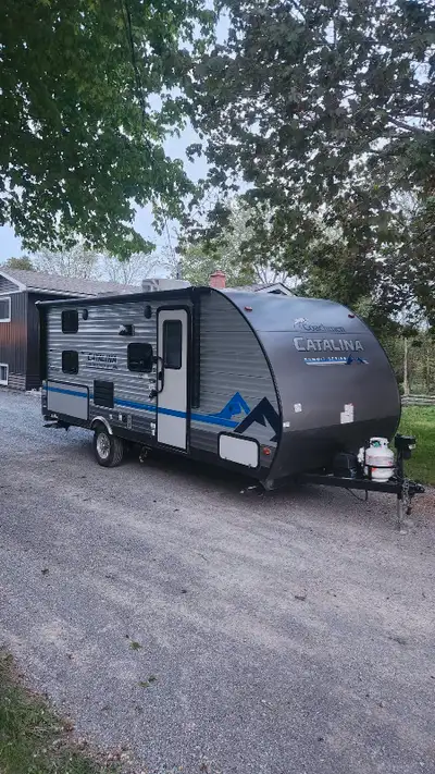 This 2022 18ft Catalina Summit is in excellent condition and exactly what you need for the perfect o...