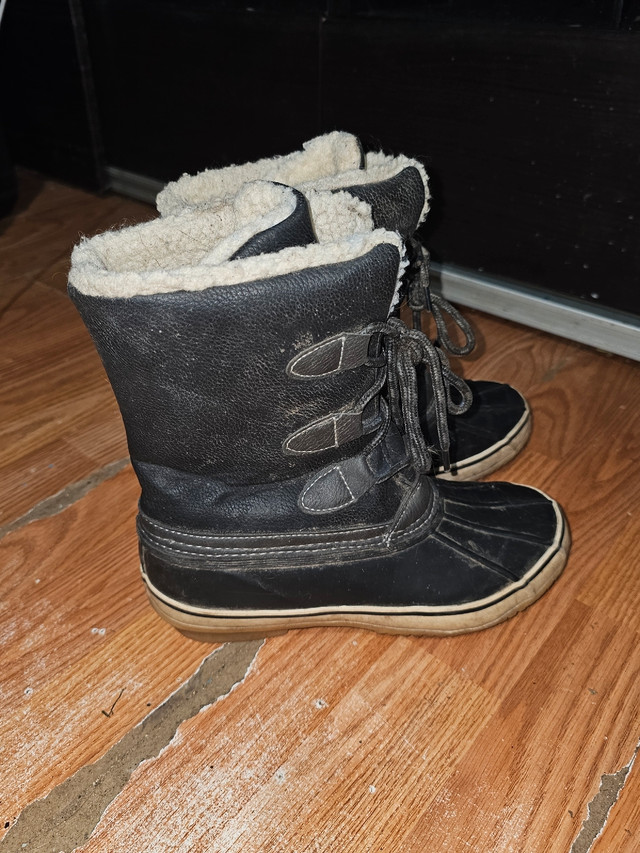 Kids winter boots size 4 women's 6  in Other in Yarmouth - Image 2