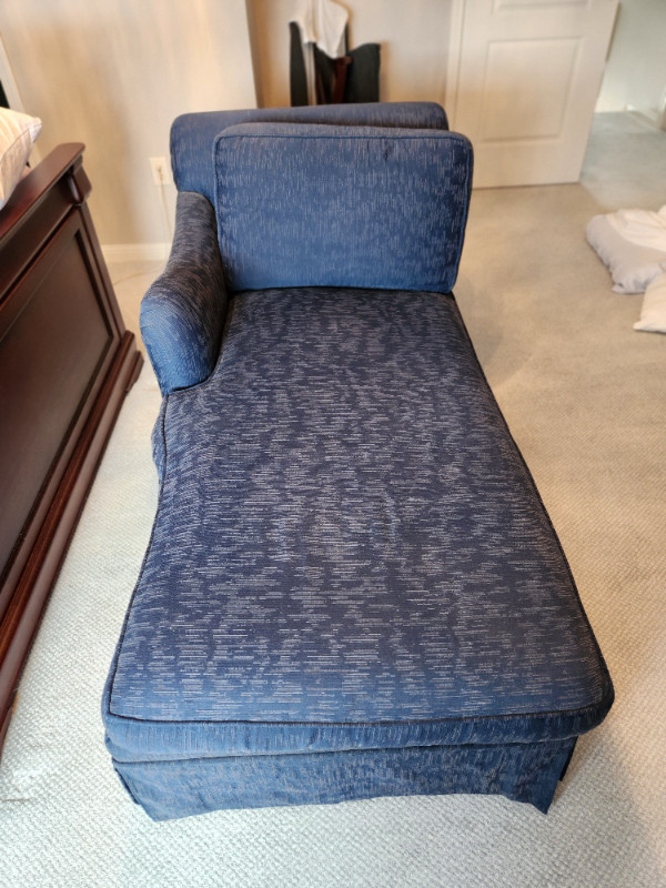 Blue Lounging Chaise Sofa in Couches & Futons in Oakville / Halton Region - Image 3