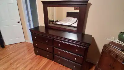 ENSEMBLE DE CHAMBRE EN BOIS MASSIF – EXCELLENT ÉTAT, View more