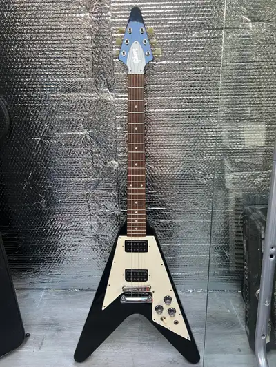 Gibson Flying V 2010 – Black & White – Gibson USA, View more