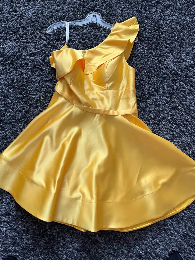 Yellow A-line one shoulder cocktail/GRAD DRESS - 12-14 in Women's - Dresses & Skirts in Calgary - Image 4