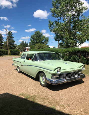 1957 Ford Two Door Custom 300 for sale dans Voitures d'époque  à Calgary - Image 2