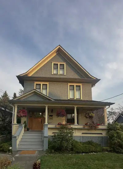 Moody Park Ground Floor Suite for Rent - Affordable&Cozy 1 BR + Den Rent our charming, street-level...