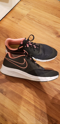 Girls NIKE runners 