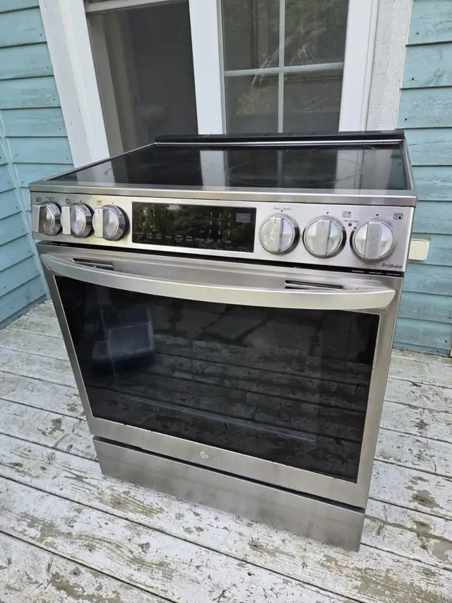 LG 30" slide in Electric Range For Sale in Stoves, Ovens & Ranges in City of Halifax - Image 3