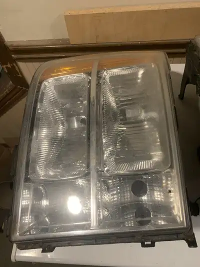 2007/2013 GMC Sierra Headlights OEM GM NO BROKEN CLIPS TABS OR BRACKETS LIGHTS ARE IN EXCELLENT COND...