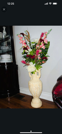 Artificial flower arrangement with vase 