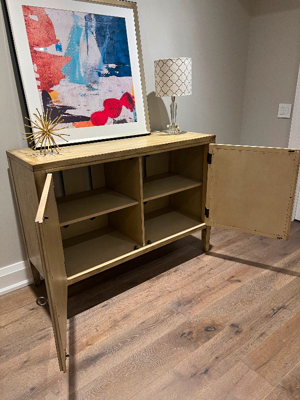 Hooker Console Cabinet in Hutches & Display Cabinets in Markham / York Region - Image 2